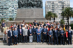 Foto de familia al pie del monumento a José G. Artigas, tras la ofrenda floral.