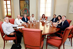 Francina Armengol, junto con el resto de autoridades, durante la presentación del Plan de Retorno.