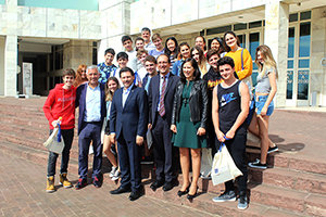 Anxo Lorenzo, Valentín García y Rodríguez Miranda, junto con los alumnos del Santiago Apóstol, durante su visita a la Cidade da Cultura.