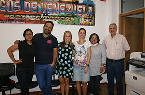 Manuel Méndez -2º por la izda.-, junto con otros voluntarios de la Asociación de Amigos de Venezuela.