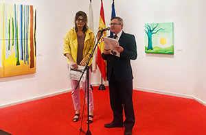 La artista Ehlaba Carballo en el acto de inauguración de su muestra con Ramón Jiménez.