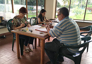 Daría González Barandela y Sigrit Pérez Colmenarez, cónsul honoraria de España y auxiliar consular, durante la jornada en el Centro Canario de Araure.