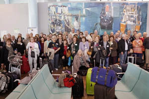 Los participantes en Reencontros na Terra procedentes de Argentina, tras su llegada al aeropuerto de Vigo.