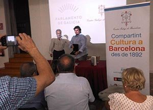 Carlos Mandianes entregó a Miguel Santalices el libro Portela Valladares: Ante el Estatuto.