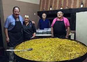 Un momento de la elaboración de la paella.
