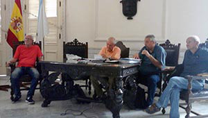 La directiva del Centro Unión Ourensana y el CRE de Cuba, durante la reunión informativa.