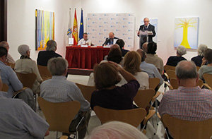 José Ramón Ónega se dirige al público seguido, desde la mesa, por Vicente Araguas y Basilio Rodríguez Cañada