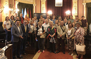 Rodríguez Miranda y Xesús Vázquez, con el grupo del Centro Gallego de Santander que estuvo visitando Galicia.