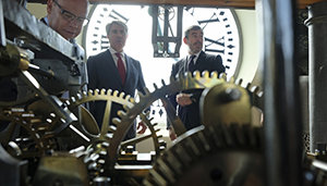 Fernando Clavijo y Ángel Garrido, durante la visita al reloj de la Puerta del Sol.