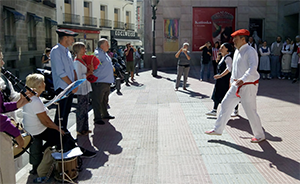 Un momento del aurresku en honor de Giblin.