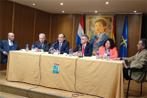 El conferenciantes –3º por la izda.–, junto al resto de dirigentes que le acompañaron en la charla.