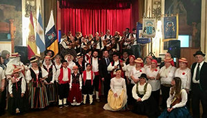 Foto de grupo de los conjuntos participantes en la sexta edición del Festival de Folklore canario.