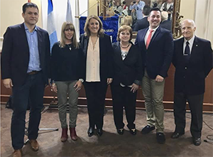 José Tellez y Mónica Fein –ambos en el Centro– posan junto a directivos del Centro Canario de Rosario.
