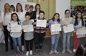 Los premiados más jóvenes posan con sus diplomas.