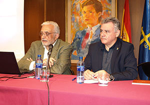 Rodrigo Suárez Robledano -a la izda.– en un momento de la conferencia.