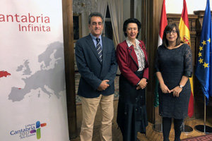 De izda. a dcha., Francisco Martín, Anunciada Fernández de Córdova y Teresa Ortiz.