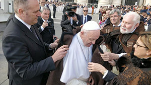 El Papa se prueba la capa alistana, entregada por la presidenta de la Diputación, Mayte Martín Pozo.