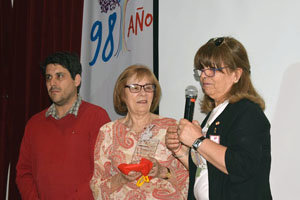 Ernestina Ferreras de la Fuente –centro– recibe el galardón.