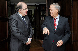 Juan Vicente Herrera charla con Juan Schiaretti.