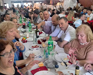 Los asistentes disfrutaron de la comida, el baile y la copla.