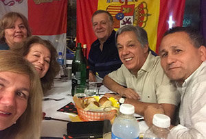 Los asistentes a la cena disfrutaron de la comida española.