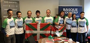 Los corredores vascos posaron con las camisetas conmemorativas del encuentro.
