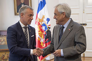 Iñigo Urkullu saluda al presidente de Chile, Sebastián Piñera.