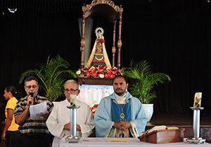 Heriberto Magdalena se dirige a los presentes durante la misa.