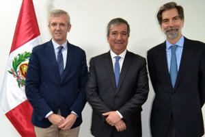 Alfonso Rueda, el ministro Raúl Pérez-Reyes y el embajador, Ernesto de Zulueta, durante el encuentro.