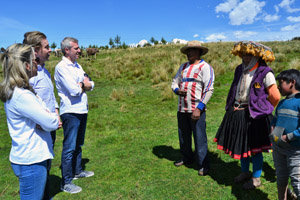 Alfonso Rueda se interesa por los proyectos desarrollados por la Cooperación Gallega en Perú.