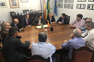 Un momento de la reunión con la directiva de Casa de España.