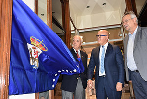 Momento en que se descubrió la placa conmemorativa del encuentro.