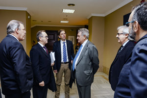 Eduardo Dizy y José Alarcón conversan con Jesús Posada, presidente de la subcomisión.