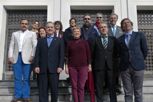 Consuelo Rumí, Agustín Torres y José Alarcón posan junto a los miembros de la Comisión Permanente.