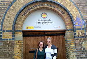 Alejandra Plaza, –1ª por la dcha–, durante su visita al Instituto Cañada Blanch.