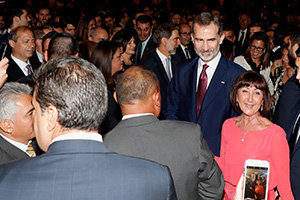 El Rey fue recibido afectuosamente por la colectividad.