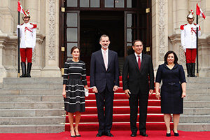 Los Reyes posan con el presidente y la primera dama de Perú.