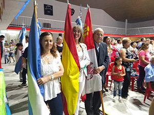 Alejandra Solari, María Isabel Hidalgo y Pedro Amaro portaron las banderas.