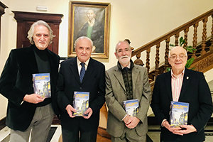 Javier Neira, José Ramón Ónega, Paco Rivera y Xulio Xiz posan con la novela Todos tenemos un muerto.