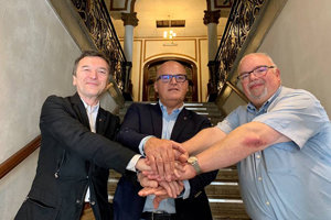 José María Vila Alén, José Manuel Baltar y Luís González Tosar, durante la visita al edificio que albergó el Centro Ourensano.