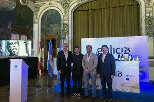 Los protagonistas del acto de clausura posan tras la finalización de esta segunda edición.