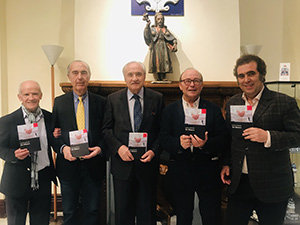Manuel Mandianes, Luis Alberto de Cuenca, José Ramón Ónega, José Manuel Vidal y Andrés S. Magro posan con el libro.