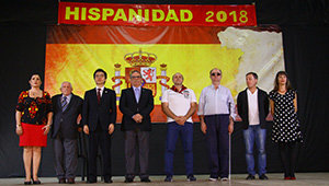 El cónsul general de Japón posó con el resto de autoridades asistentes al evento.