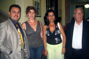 Carmelo González –dcha.– y Moisés Plasencia, con dos isleñas de Jovellanos en 2008.