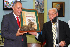 Carmelo González, durante la entrega de un reconocimiento a Cándido Padrón.