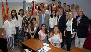 Foto grupal de organizadores y participantes.