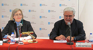 Jorge Martínez-Cava presenta a la profesora Liboa Simon.