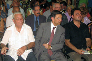 Carmelo González, Antonio Castro y Moisés Plasencia, en un acto en La Habana.