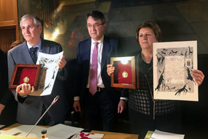 Martínez Majo –centro– entregó las medallas a los representantes de las entidades leonesas de Argentina y Cuba.