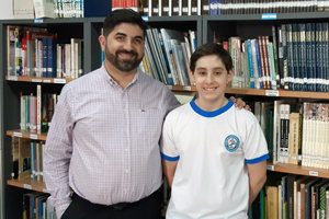 El ganador del certamen, con su profesor de Literatura y Lengua, Mauro Ares.